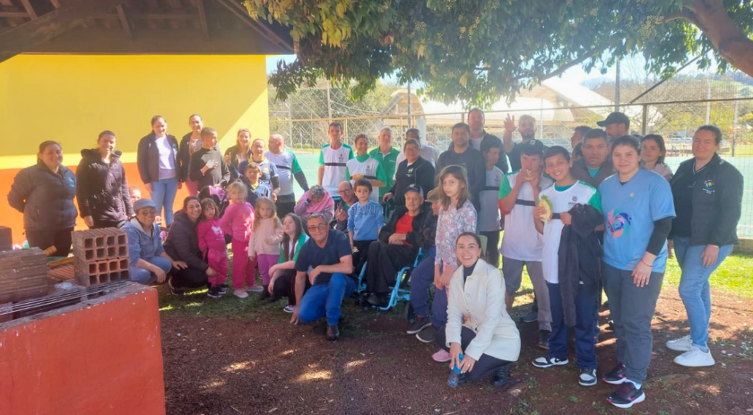 Jogo festivo entre funcionários da Prefeitura e alunos da APAE promove integração e emoção