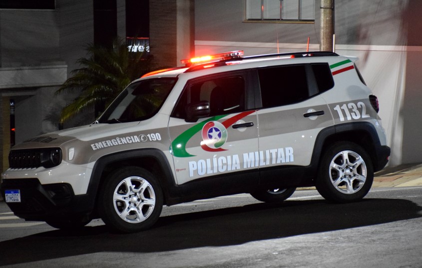 Homem é preso por furtar chave de revenda de carro