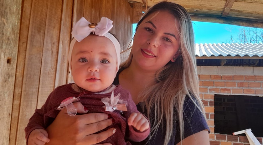 A pequena Iasmim necessita de ajuda para poder realizar o seu tratamento