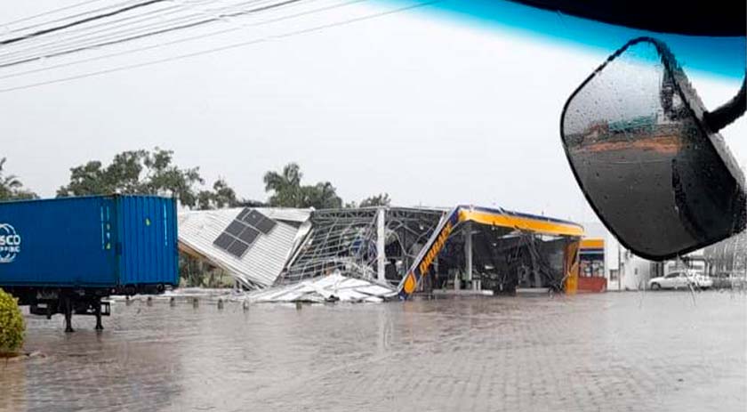 Ventos de 75 km/h causam estragos em SC