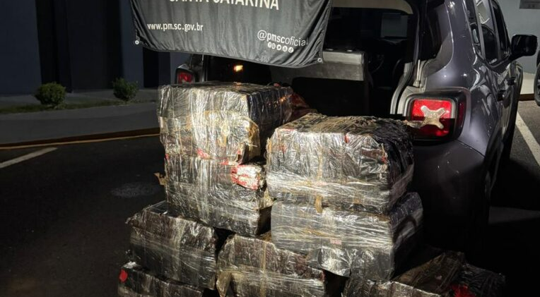 PM apreende 306 kg de maconha e prende dois adultos em motel de SC