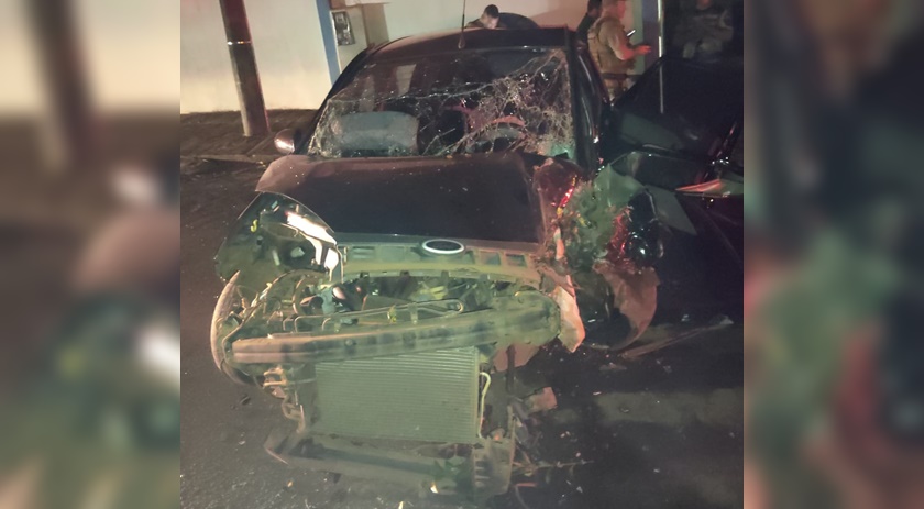 Mulher fica gravemente ferida ao colidir automóvel em arvore no centro do município