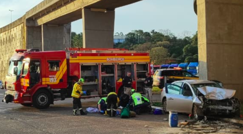 Homem fica gravemente ferido após colidir com viaduto na BR-282