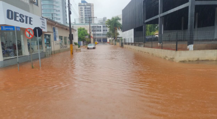 Forte temporal causa danos em residências e ocorrências de alagamentos no Oeste