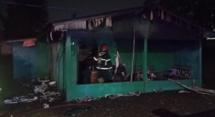 Botijão de gás provoca incêndio em moradia e pai sofre queimaduras ao resgatar filho