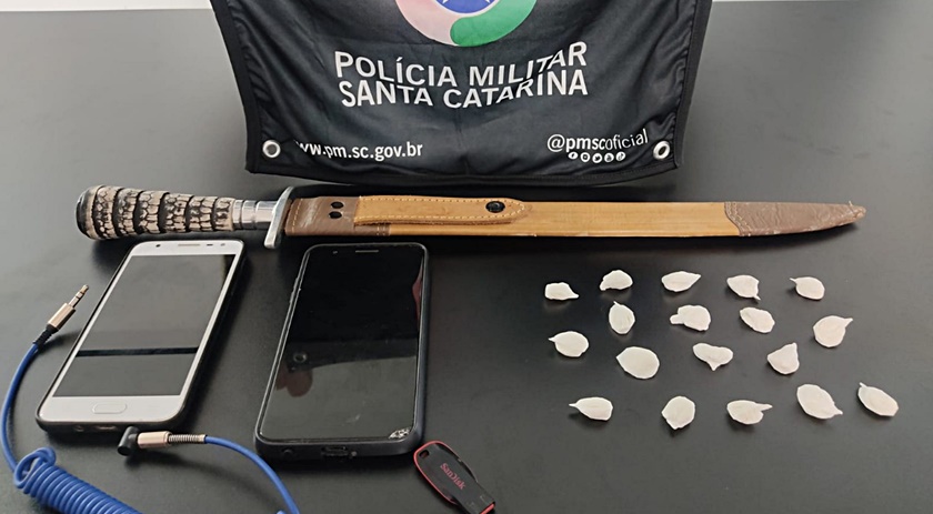 Quatro pessoas são presas pela Polícia Militar de posse de cocaína
