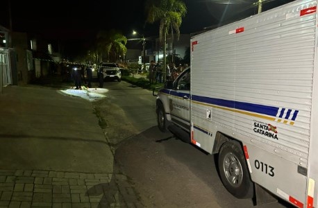 Homem é assassinado com mais de 50 tiros na frente da mulher e filhas em SC