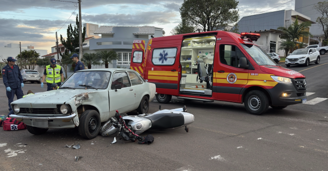 Motociclista fica ferido em colisão com carro no centro