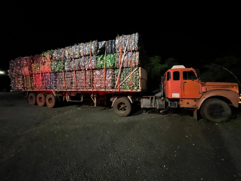 PF apreende dois caminhões com sucatas de plástico na fronteira com a Argentina