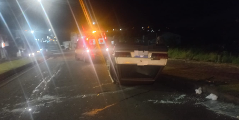 Carro capota na Avenida Arnaldo Busatto
