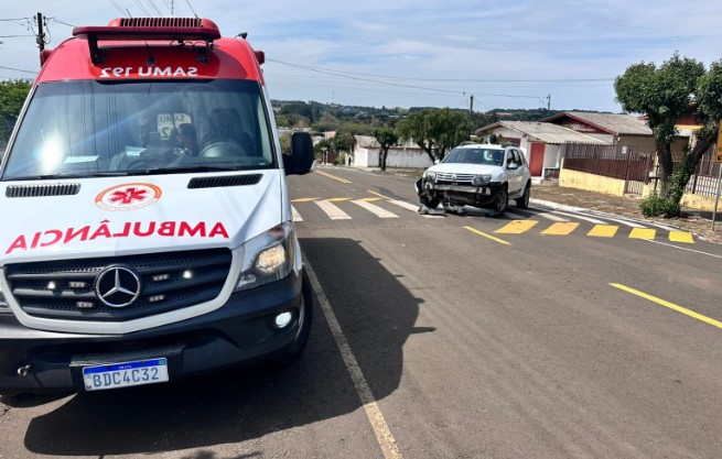 Carro bate em muro no centro