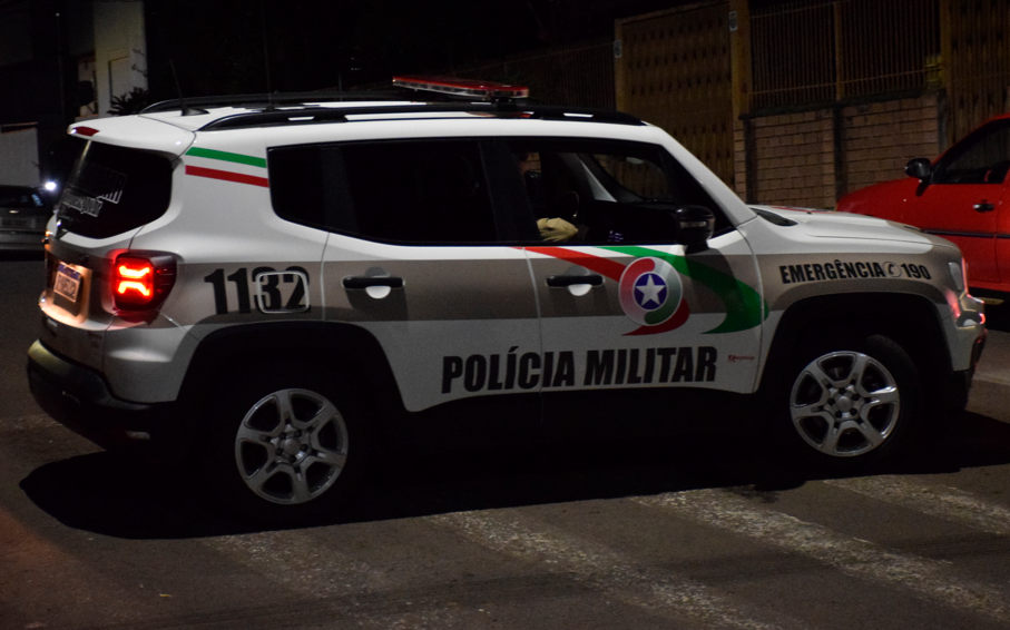 Motorista embriagado e sem habilitação causa acidente com três veículos