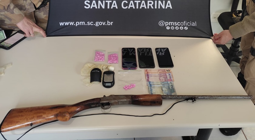 Casal é preso por Tráfico de Drogas e por Porte Ilegal de arma de fogo em São Miguel do Oeste