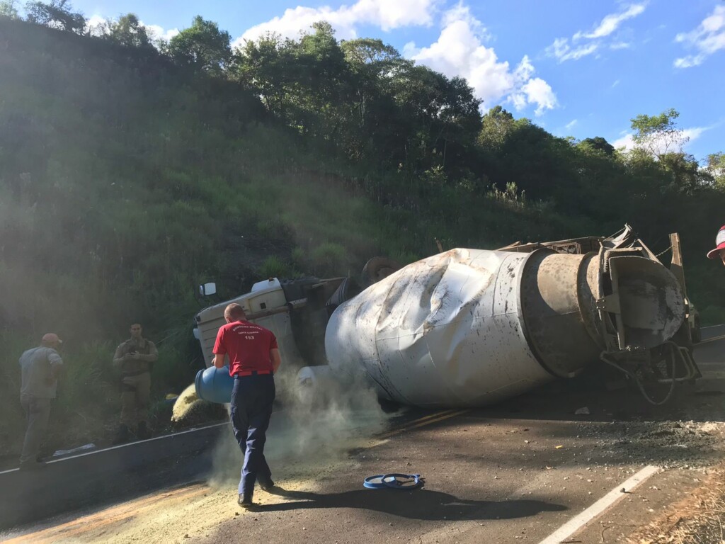 Homem fica ferido após capotamento de caminhão em  Chapecó