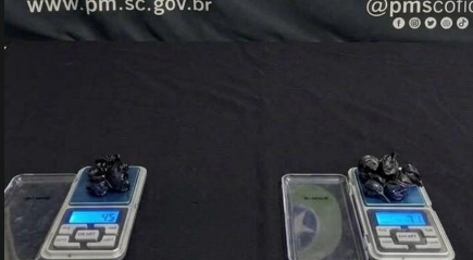 Duas mulheres são presas com cocaína e materiais ligados ao tráfico