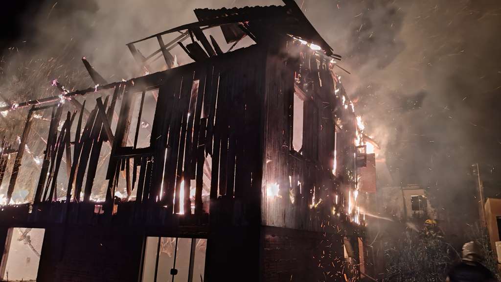Incêndio destrói residência durante a madrugada