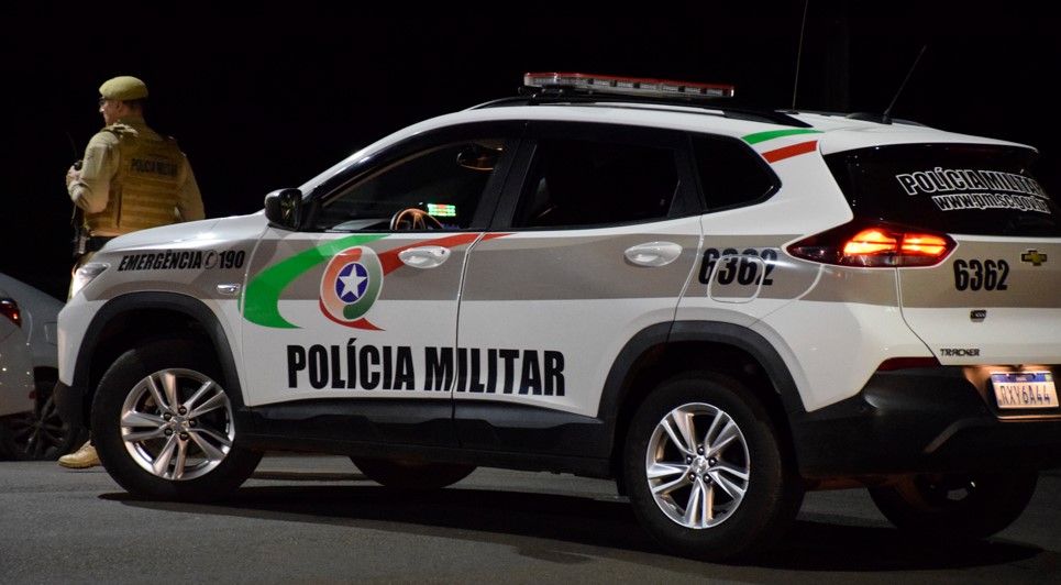 Polícia flagra adolescente de 16 anos pilotando motocicleta e notifica responsável