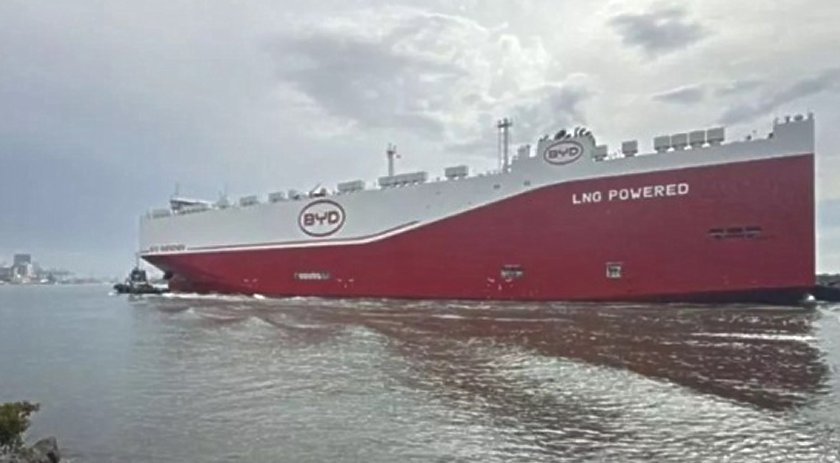 Maior navio de transporte de veículos do mundo desembarca 7 mil carros elétricos em SC