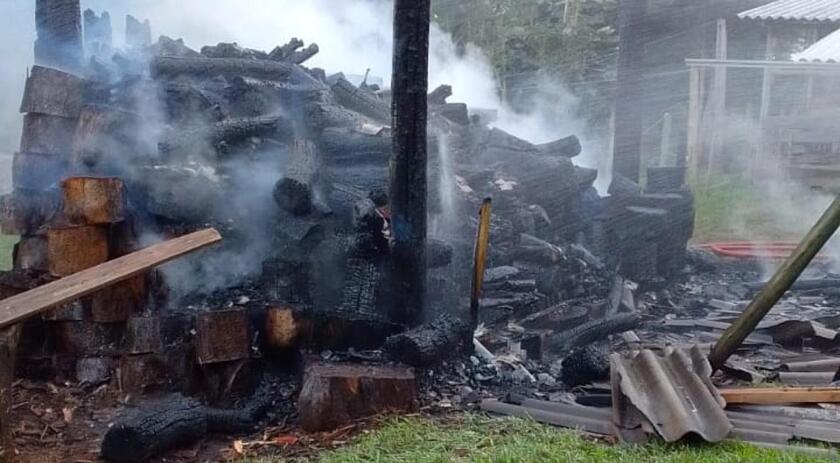 Bombeiros encontram corpo carbonizado em incêndio