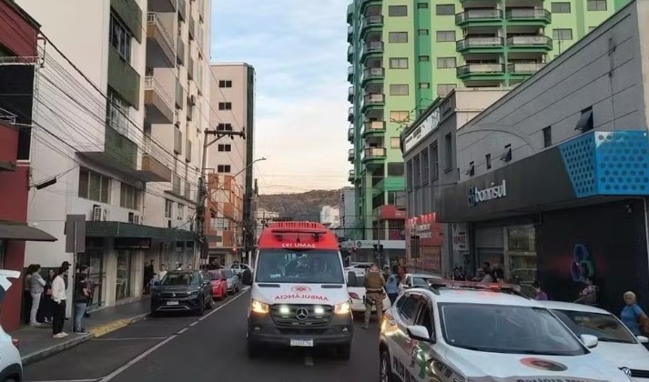Mulher atropela a própria sogra na saída de delegacia e é presa