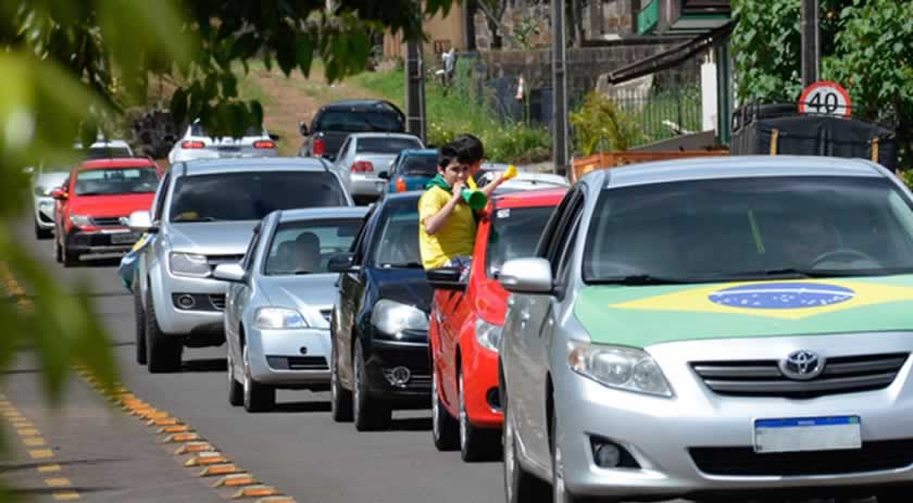 Torcedores comemoram vitória do Brasil com carreata