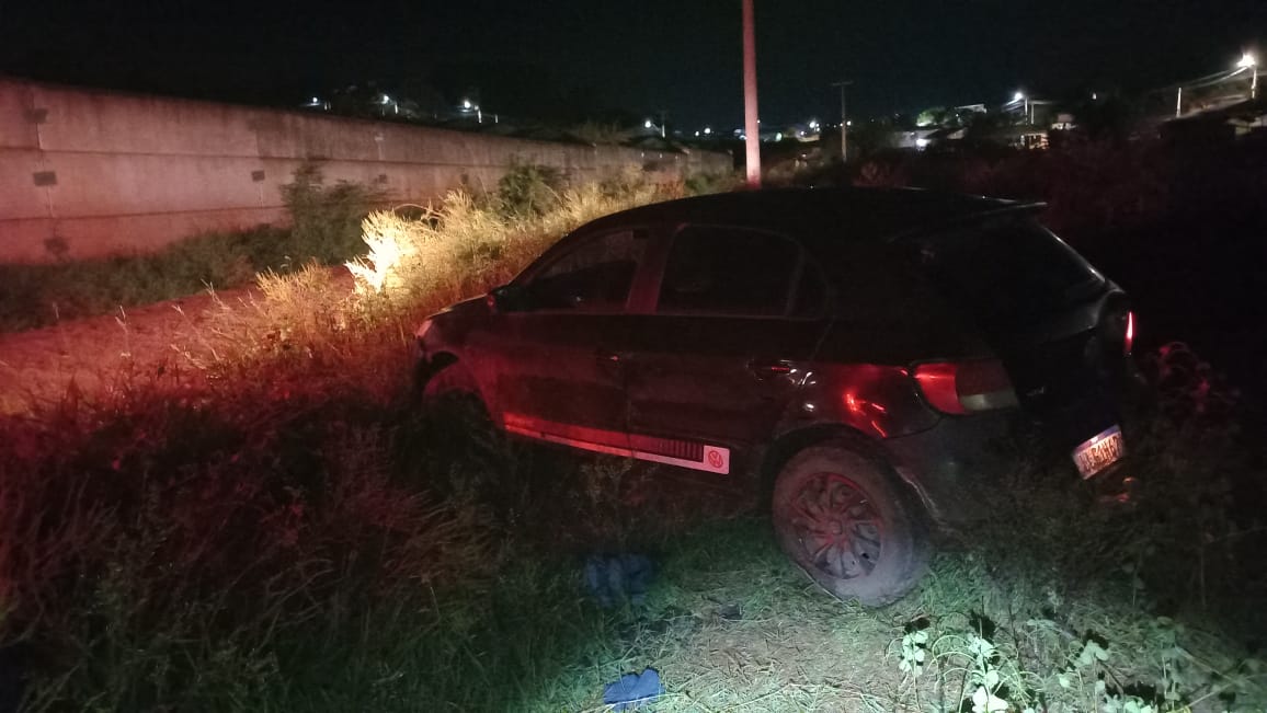 Ladrões trocam tiros com policiais após furto em residência