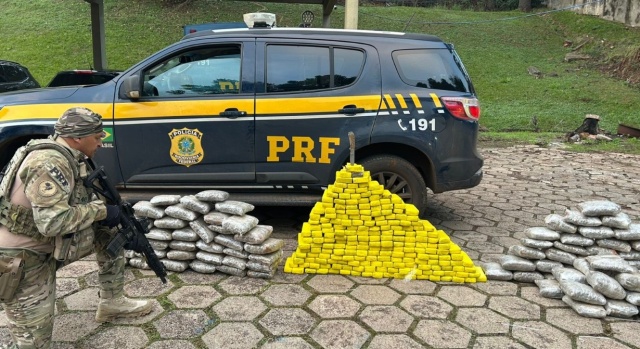 PRF apreende quase 200 quilos de drogas e recupera carro roubado na BR-282
