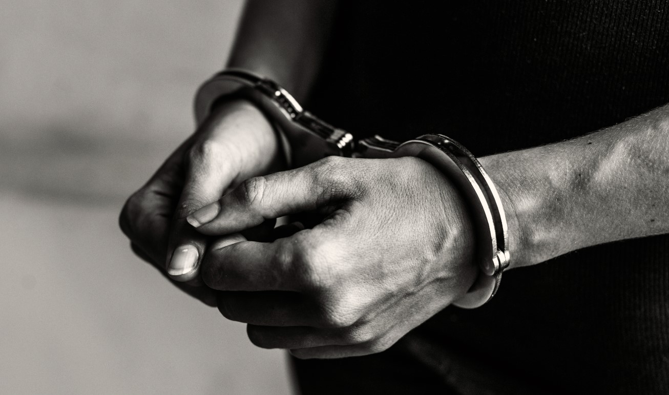 Mandado judicial leva à prisão de homem durante patrulhamento