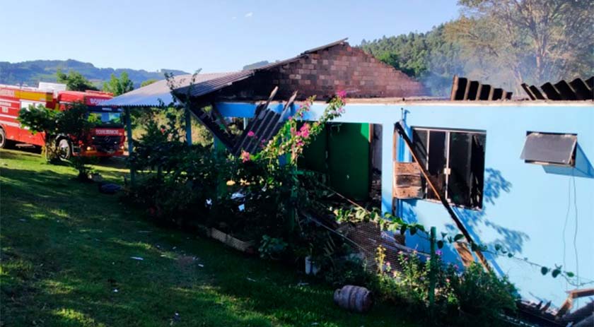 Incêndio destrói residência no interior