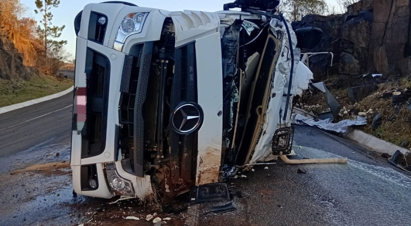 Caminhoneiro fica preso nas ferragens em tombamento de veículo na BR-282