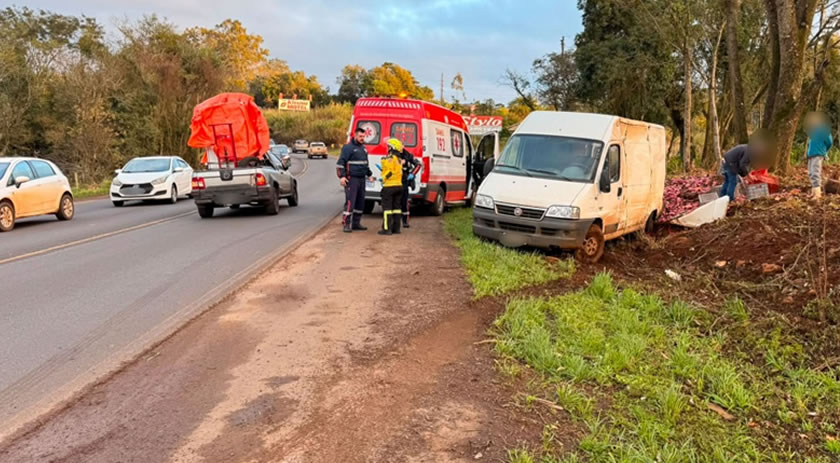 Colisão entre três veículos deixa casal ferido na BR-282