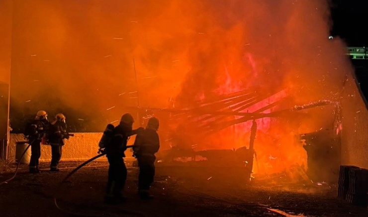 Policiais resgatam família durante incêndio em residência no Litoral de SC