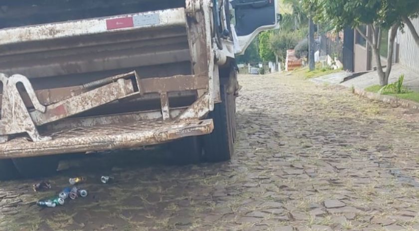 Trabalhador do serviço de limpeza morre após ser atropelado por caminhão da coleta de lixo