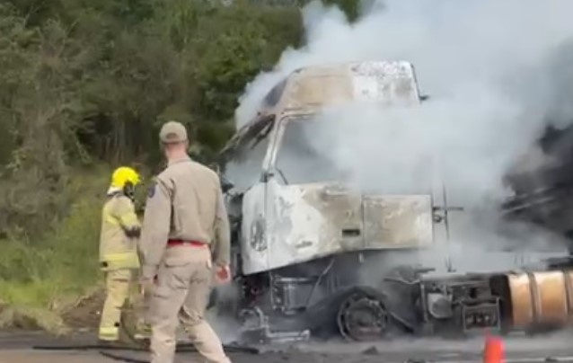 Cabine de caminhão é destruída pelo fogo na PR-483