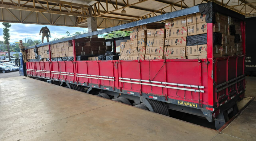 PM apreende caminhão com mais de 200 mil carteiras de cigarros contrabandeados no Oeste de SC