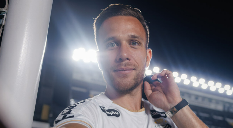 Arthur é anunciado pelo Santos e assina contrato até o fim de 2026