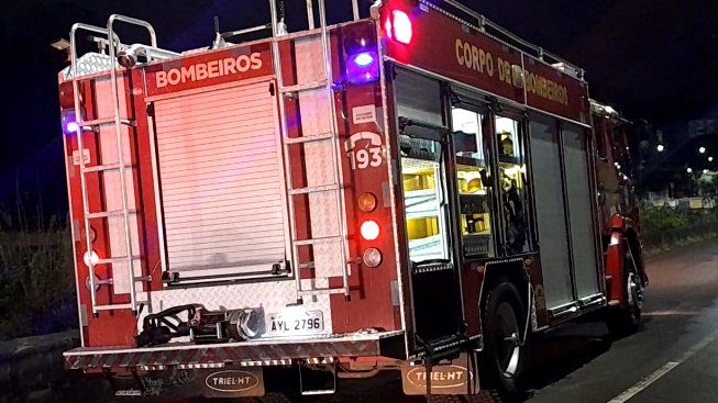 Princípio de incêndio mobiliza Corpo de Bombeiros em depósito de recicláveis