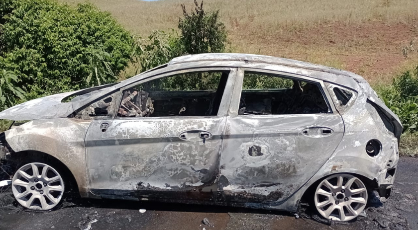 Carro fica completamente destruído pelas chamas