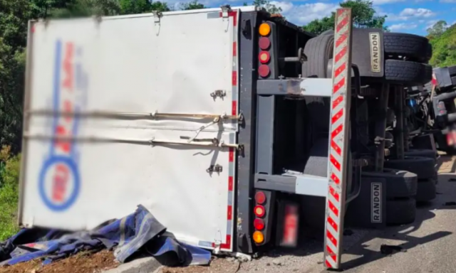 Carreta tomba após motorista perder o controle na SC-135 e acidente deixa dois mortos
