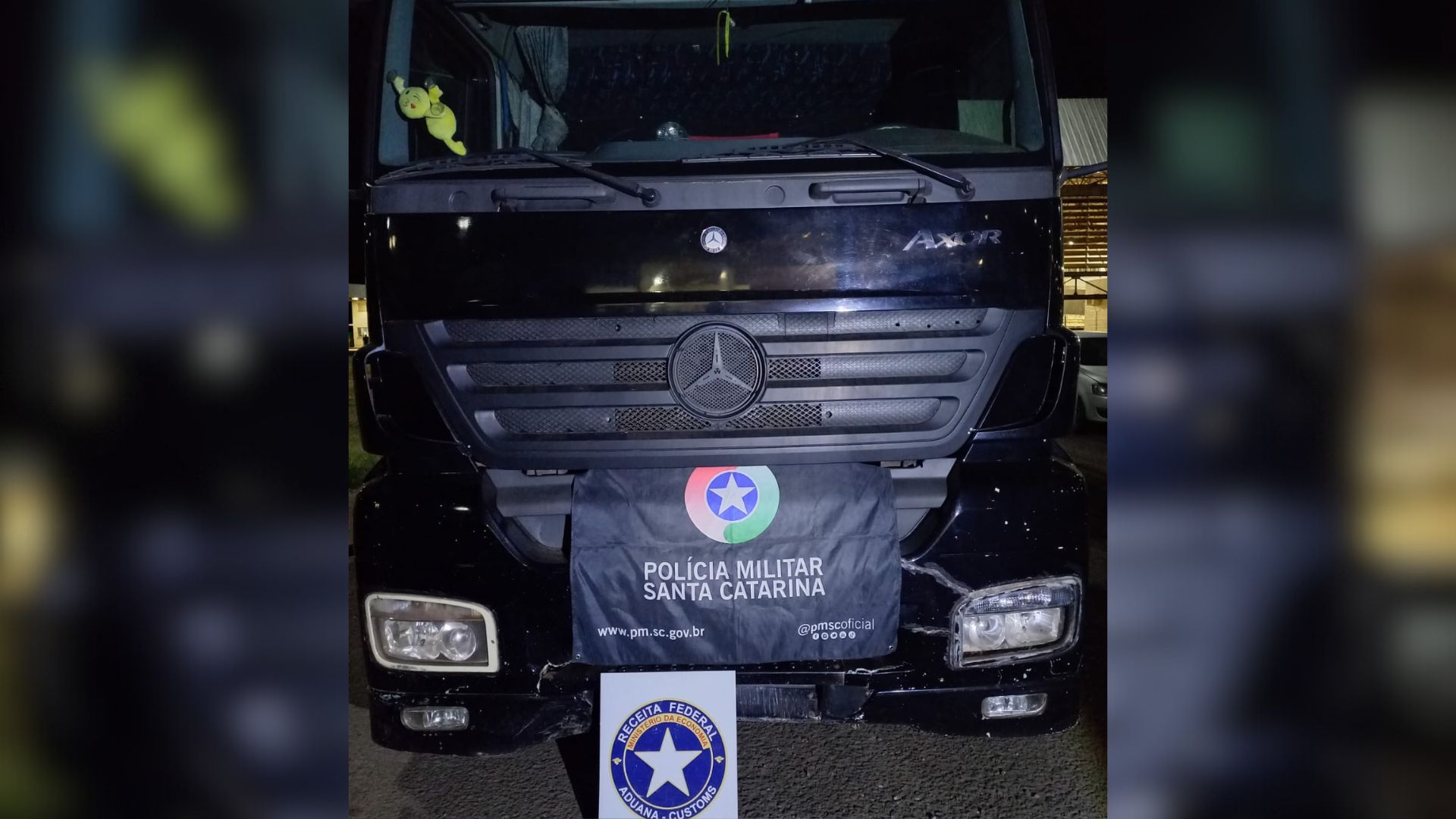 PM apreende caminhão com laranjas argentinas irregulares