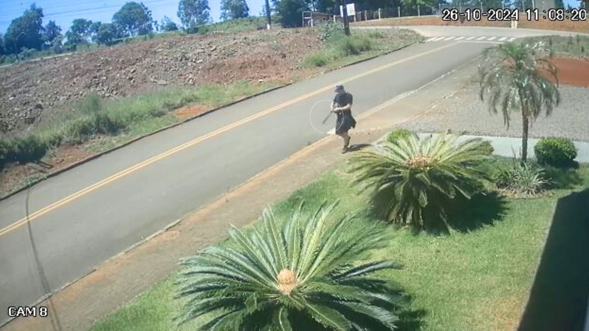 Homem armado com facão assalta um estabelecimento comercial e foge do local