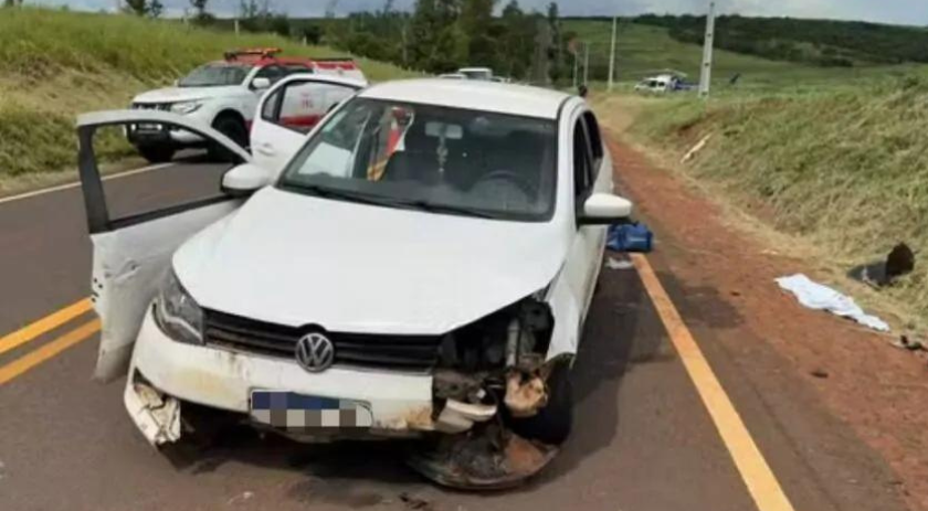 Grávida fica ferida ao ser arremessada para fora de veículo após carro bater em barranco
