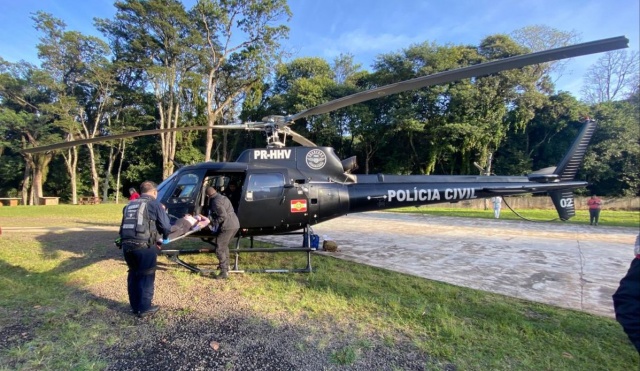 Criança de 7 anos é socorrida de helicóptero após ser atingida por poste em escola