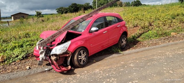Mulher perde controle de carro e atinge poste de fibra óptica no interior de Barra Bonita