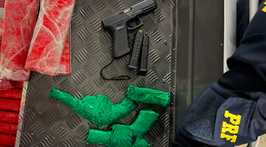 PRF apreende 380 quilos de maconha e três armas escondidas em barco no Paraná