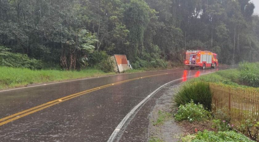 Caminhão sai da pista e pega fogo em São Carlos