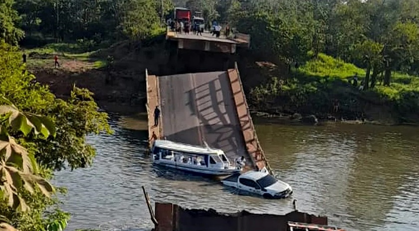 Veículos caem em rio após ponte desabar na BR-319, no AM; três pessoas morreram