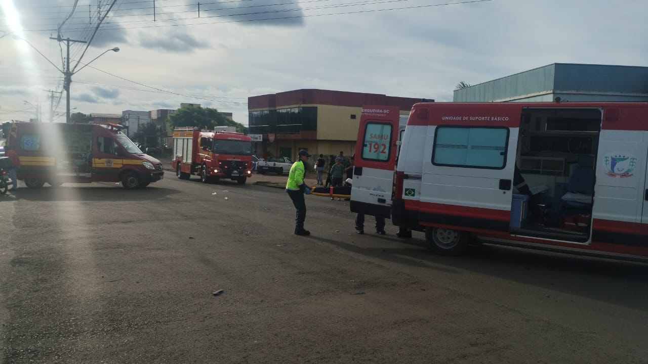 Condutor de motocicleta fica ferido em acidente entre moto e carro