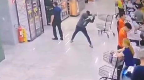 Homem agride gerente de supermercado com pá após reclamações da esposa