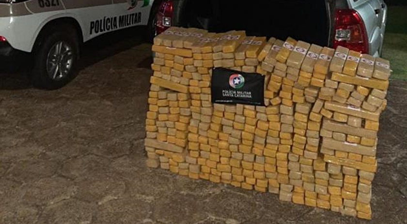 Três homens são presos por tráfico de drogas após a PM apreender quase 400kg de maconha